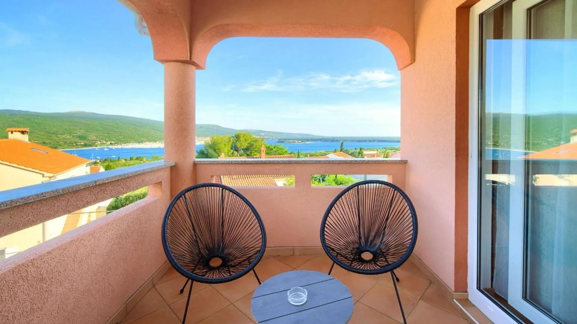 Elegant And Vibrant Apartment With Terrace And Sea View Kornic