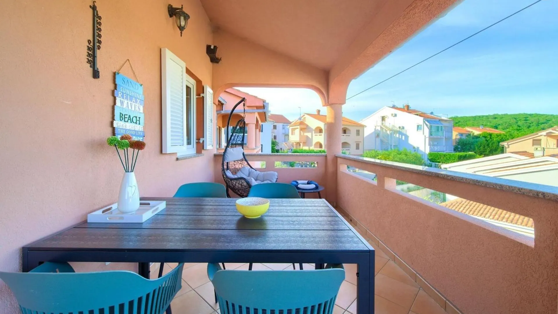 Elegant And Vibrant Apartment With Terrace And Sea View Kornic